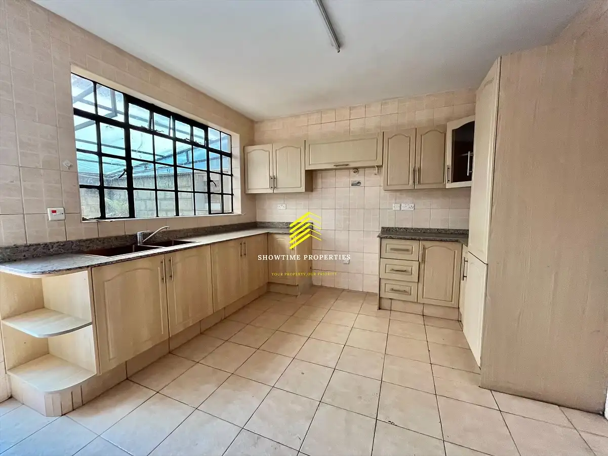 4 bedroom maisonette for sale in Lavington Image