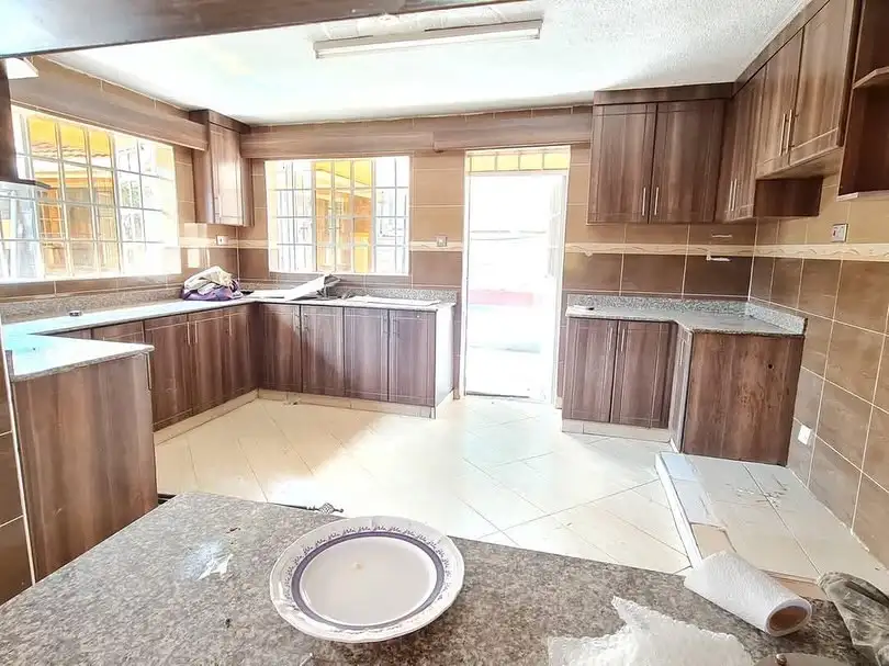 4 bedroom maisonette to let in Garden Estate Image