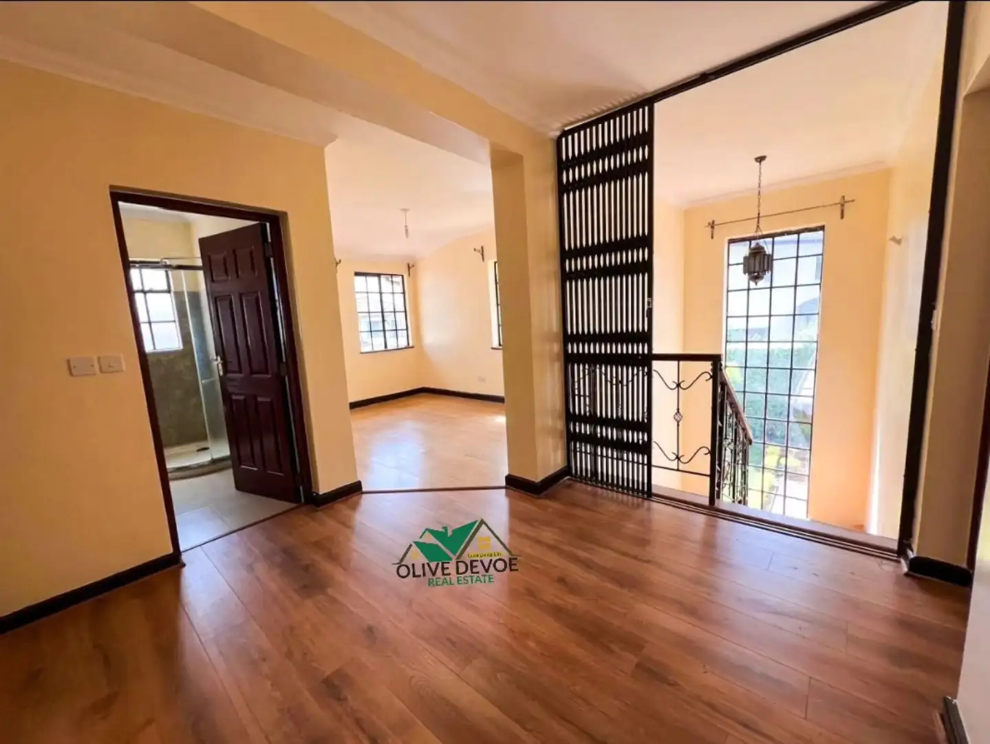 Beautifully refurbished 4 bedroom town house for sale in Redhill Image
