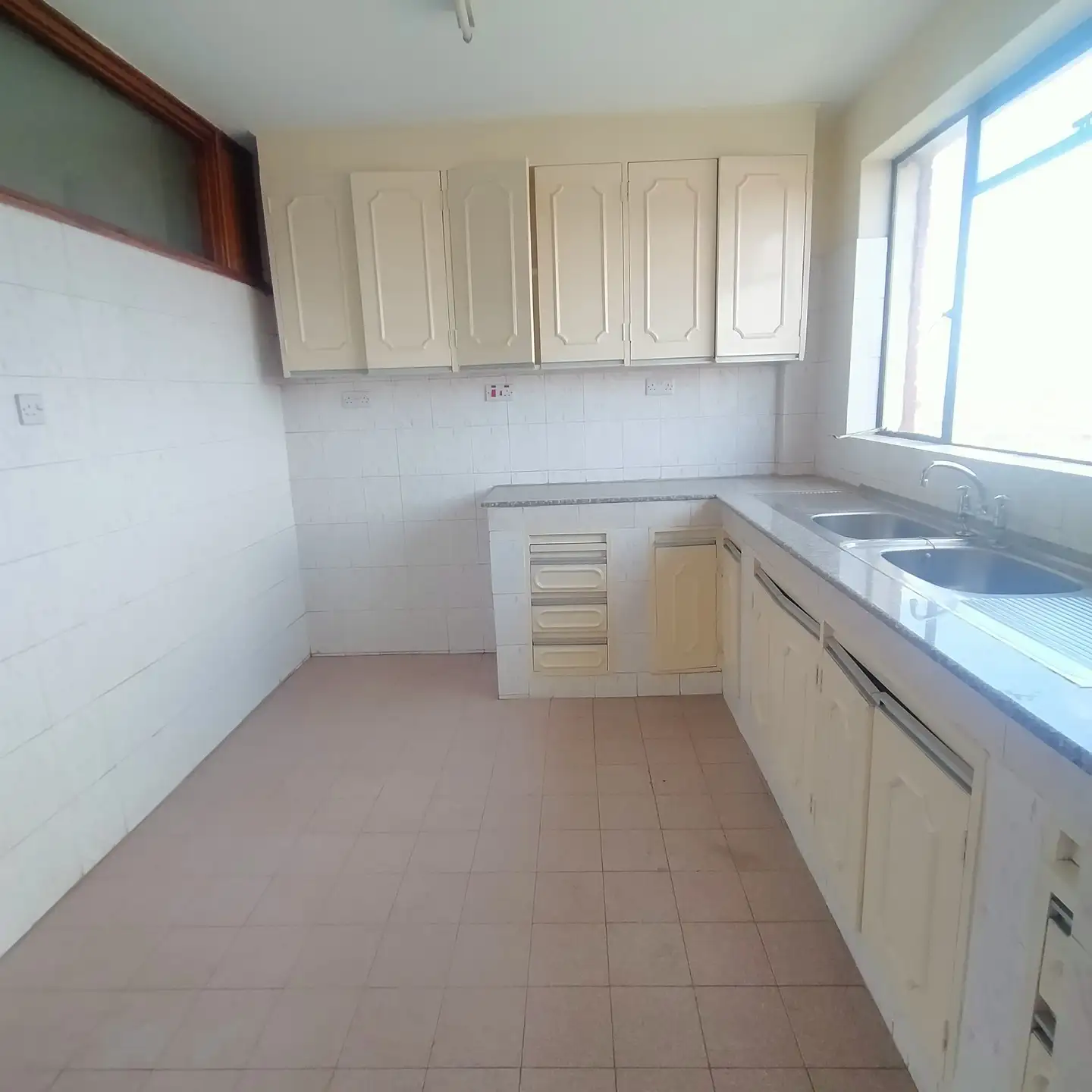 spacious 3 bedroom apartment to let in Upperhill Image