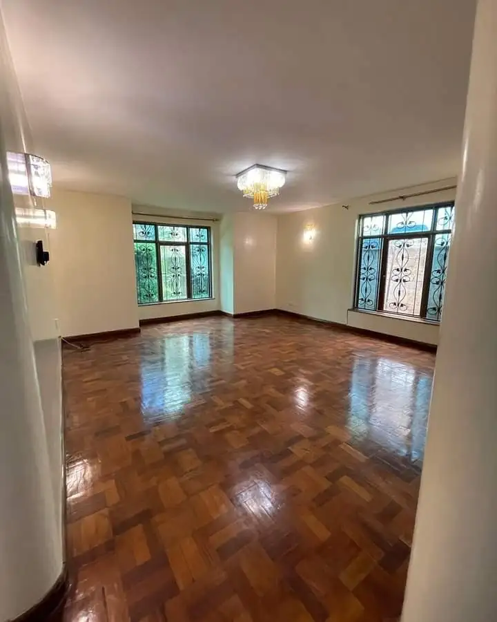 Elegant 5 bedroom maisonette plus to let lavington Image