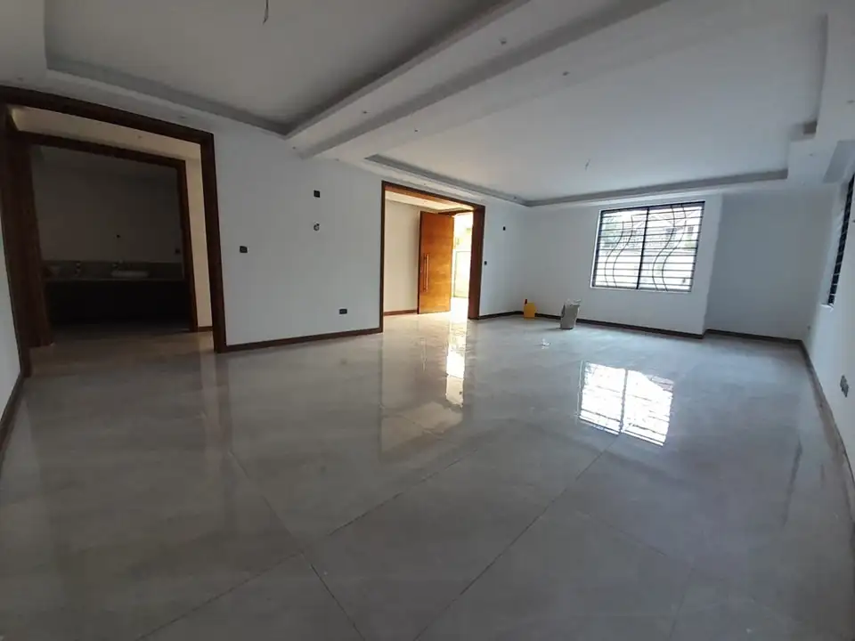 Executive 6 bedroom maisonette plus sq to let in Sabaki Image