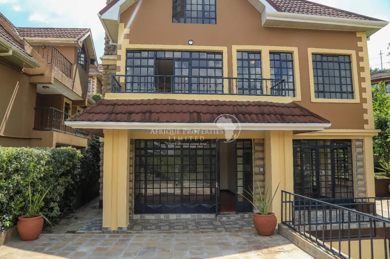 Luxury 4 Bedroom Villa For Sale in Redhill Image
