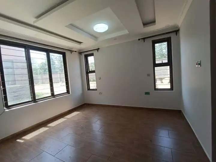 3 Bedroom Maisonette For Sale in Thome Image