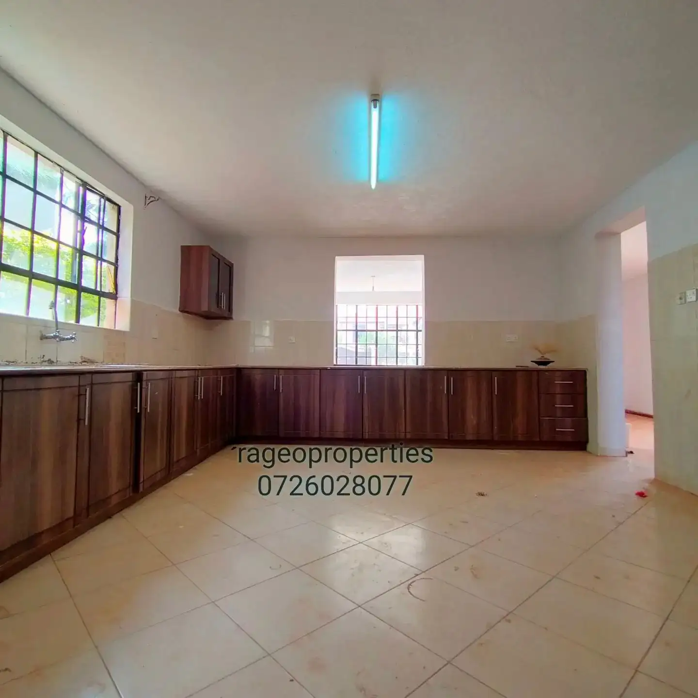 Stunning 4 bedroom maisonette plus sq to let Kerarapon Image