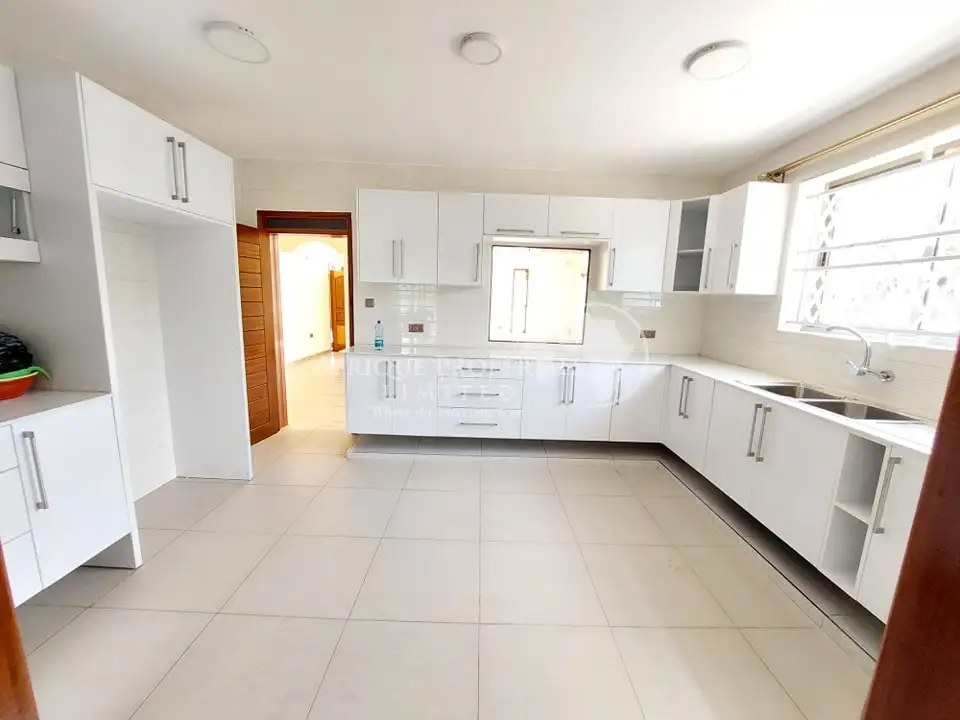 Modern 5 Bedroom Maisonette To Let in Ridgeways Image