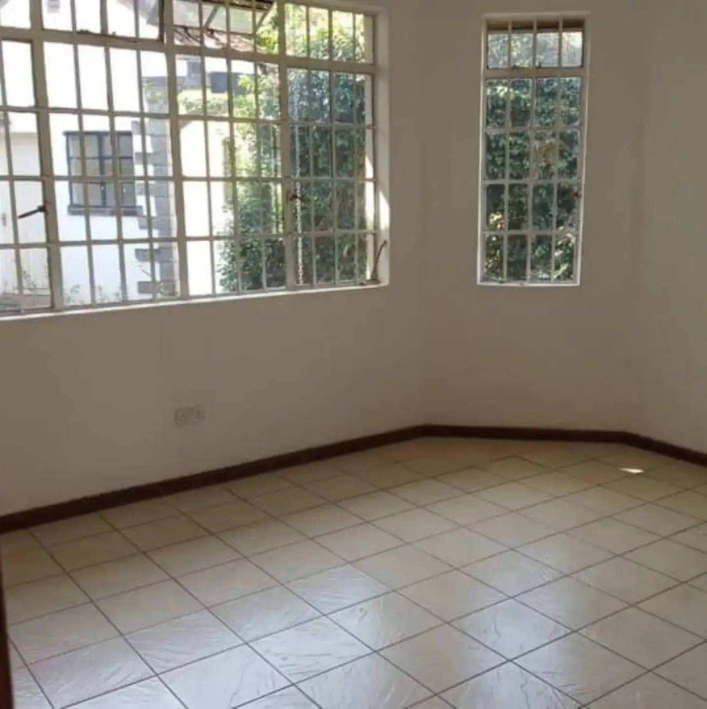 4 bedroom maisonette to let in Spring Valley Image