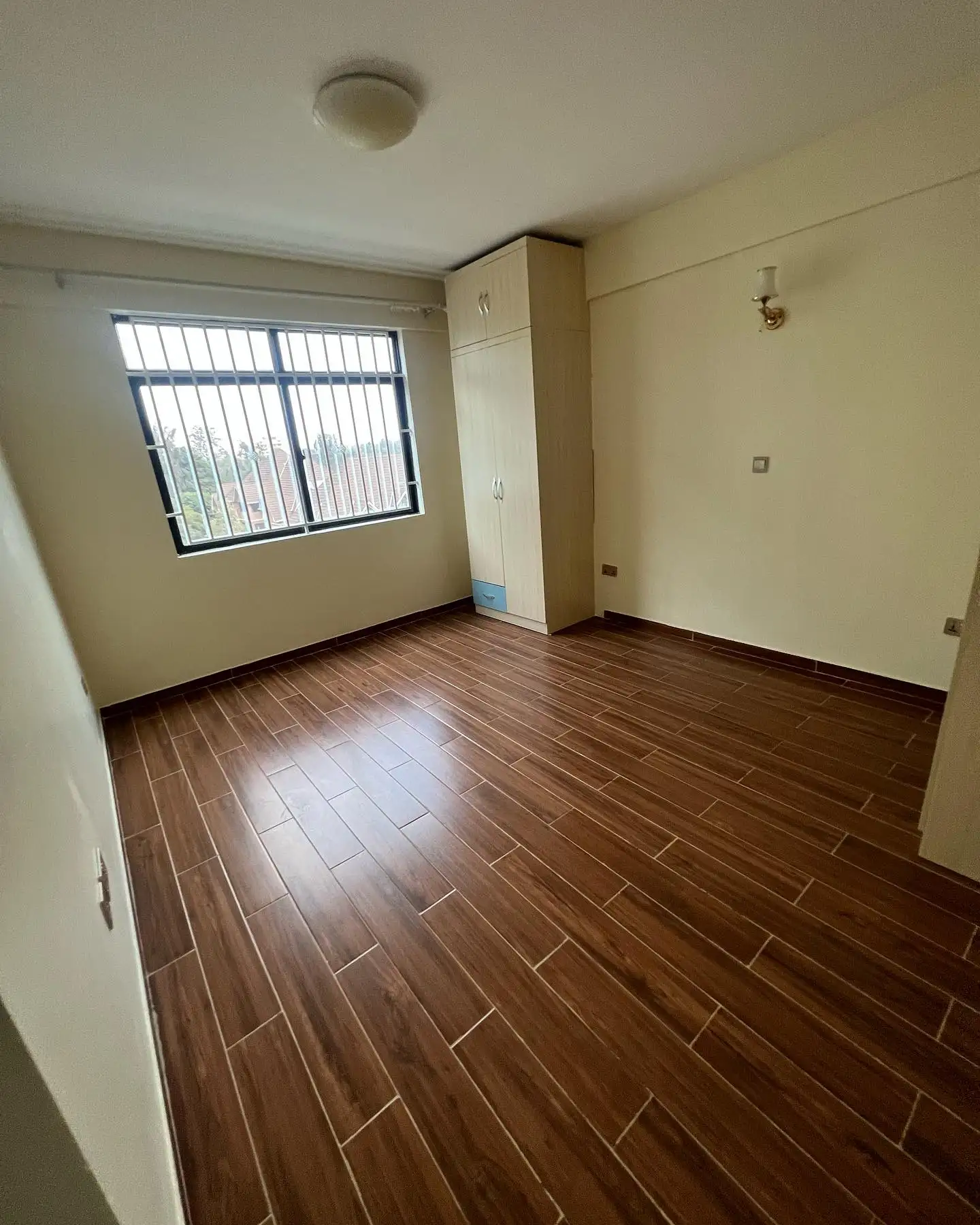 3 bedroom plus dsq to let in Lavington, valley arcade. Image