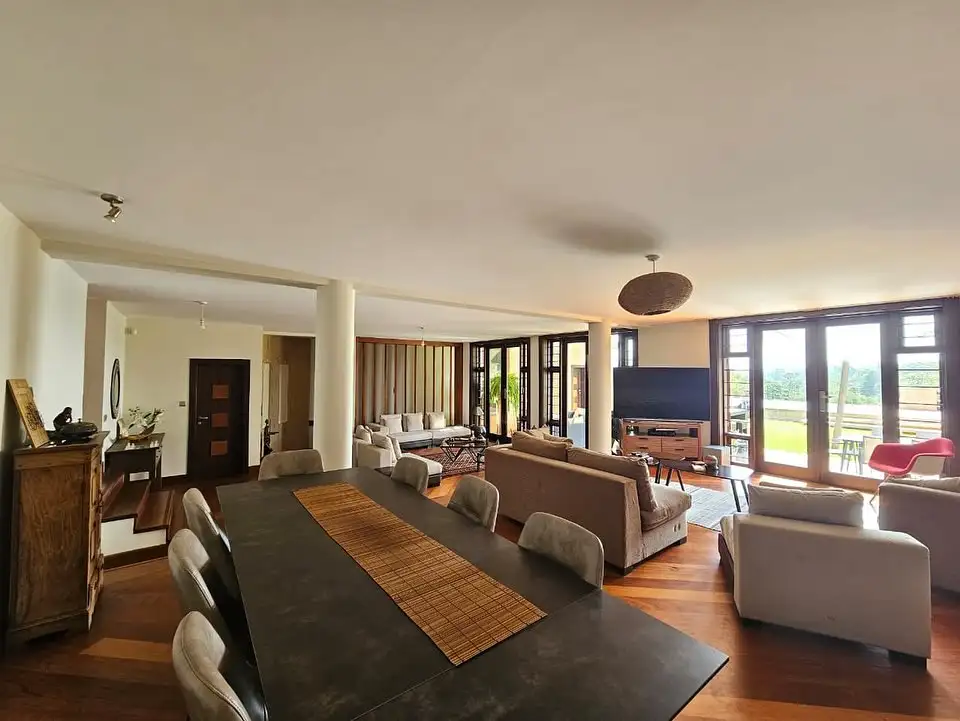 9 Bedroom Villa For Sale in Lavington Image