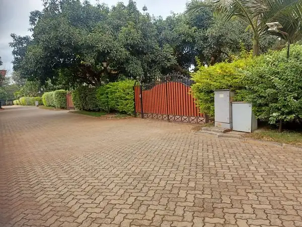 5 bedroom mansion to let in Karen Image