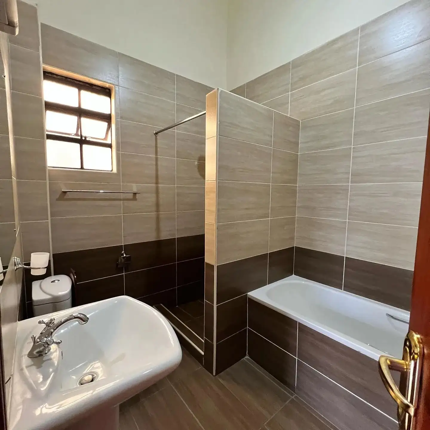 2 bedroom apartment to let or for sale in Lavington Image