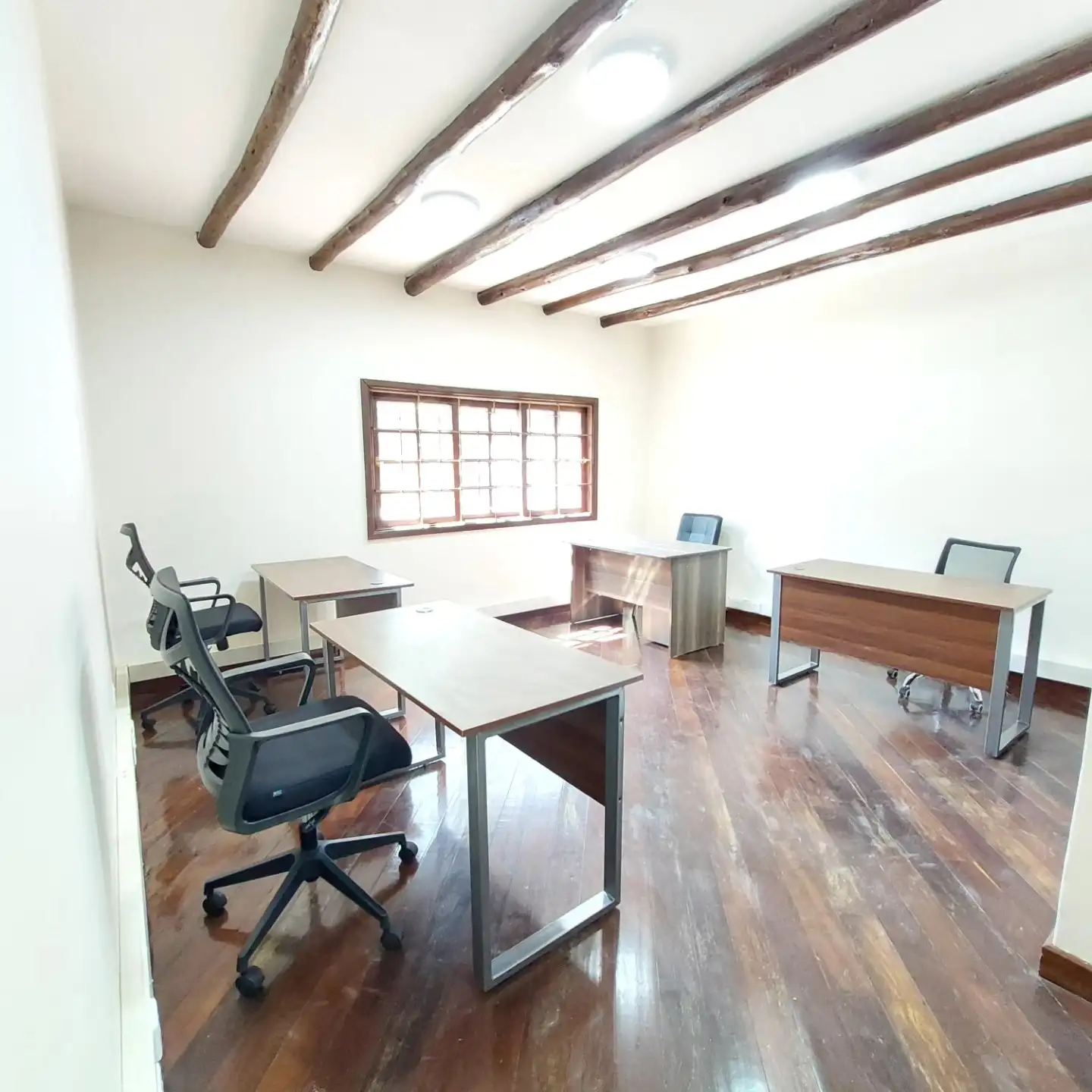 Furnished Executive Offices and Workstations to let in Safari Park. Image