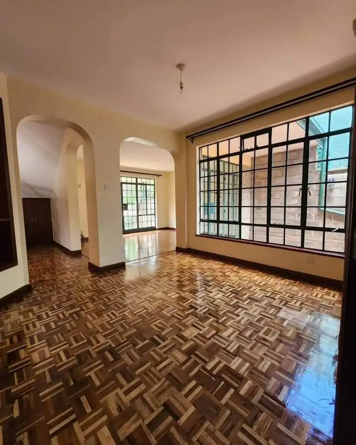  lovely 4 bedroom maisonette plus sq to let in Lavington Image