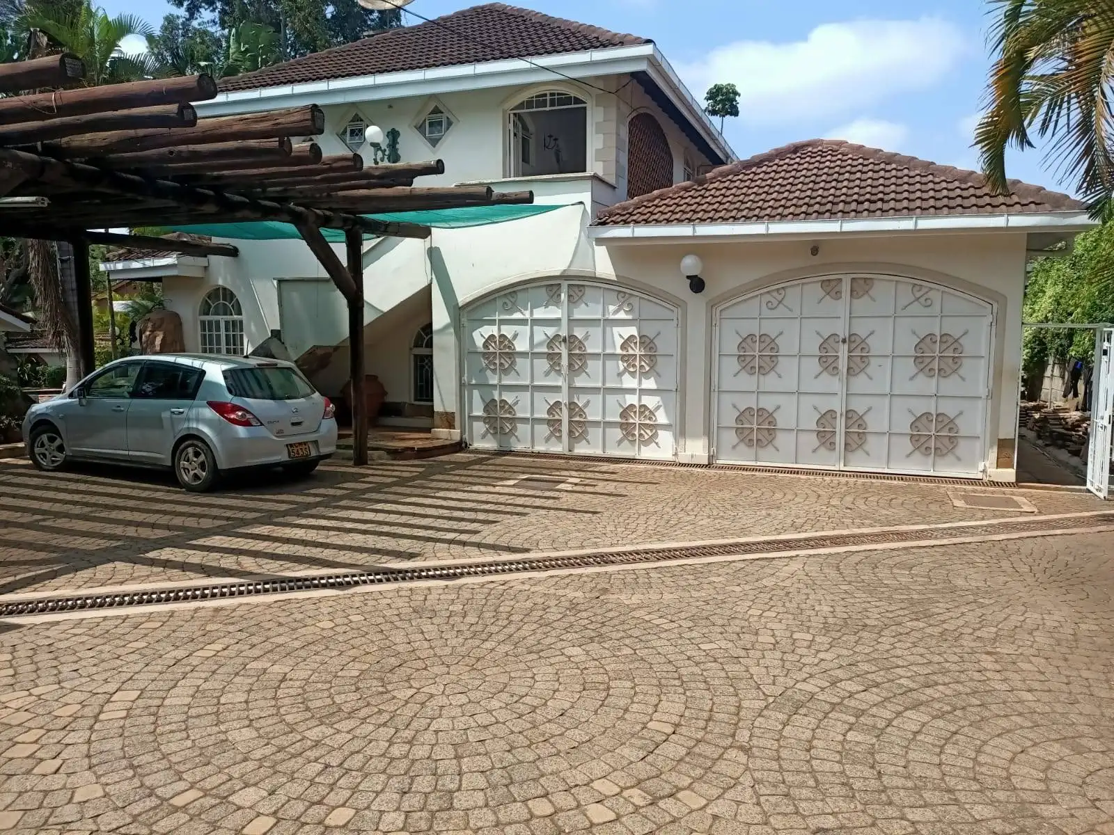 6 bedroom maisonette plus dsq for sale in Lavington Image