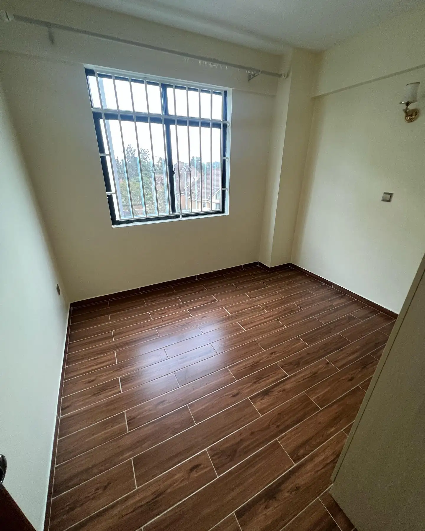 3 bedroom plus dsq to let in Lavington, valley arcade. Image