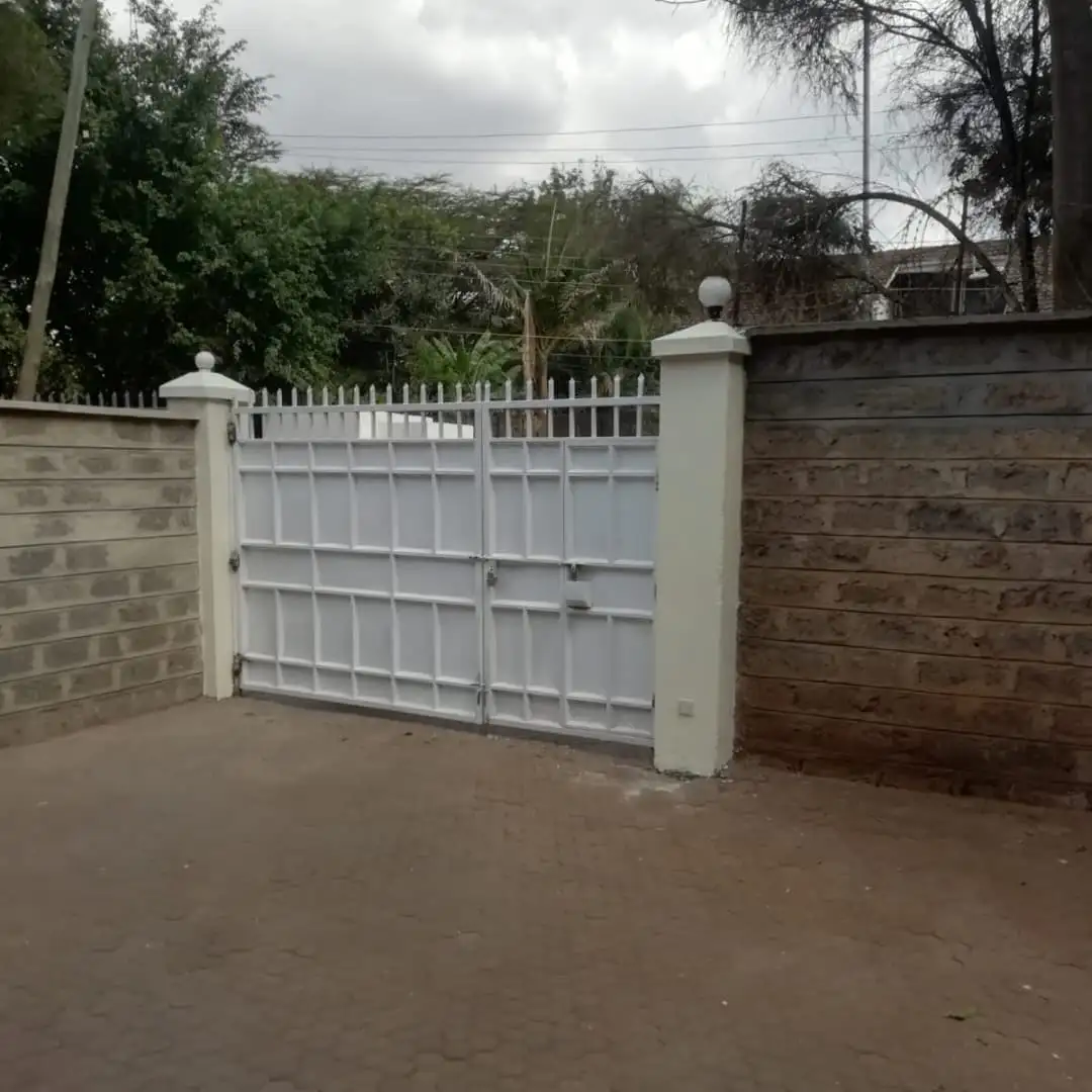 Commercial  / residential  5 bedroom maisonette plus sq to let in Lavington Image