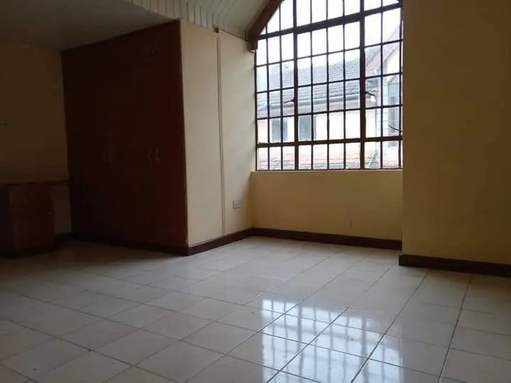 4 Bedroom Maisonette For Sale in South B Image