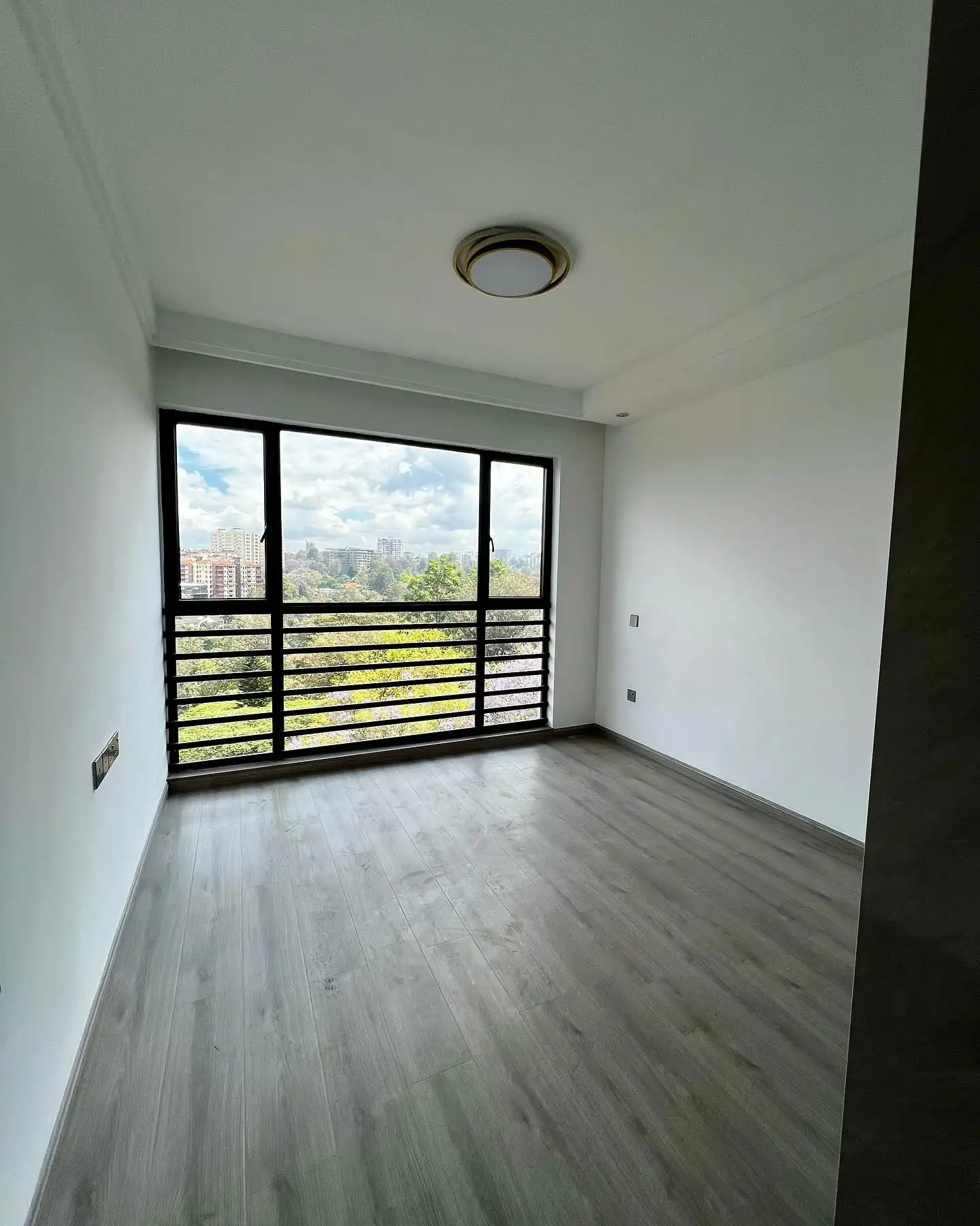 Stunning 3 bedroom apartment for sale or for rent in Riverside Image