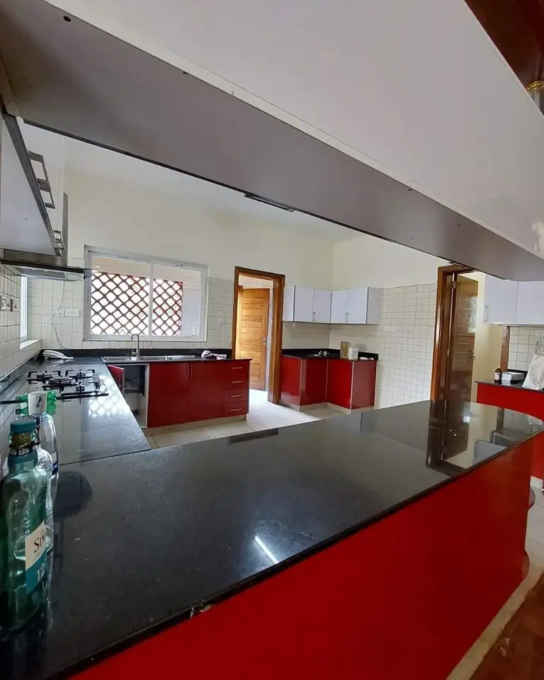 Outstanding 5 Bedroom Maisonette To Let in Lavington Image