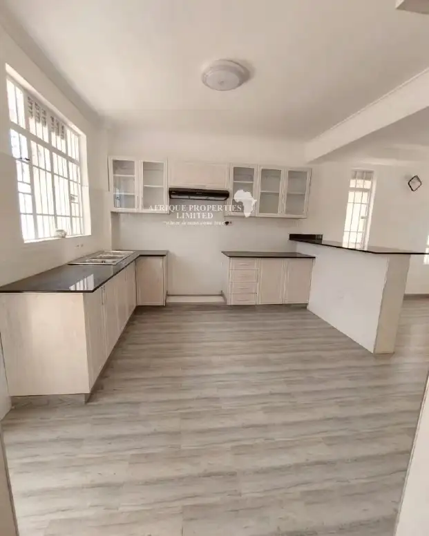 Spacious 5 Bedroom Maisonette For Sale in Membly Estate Image