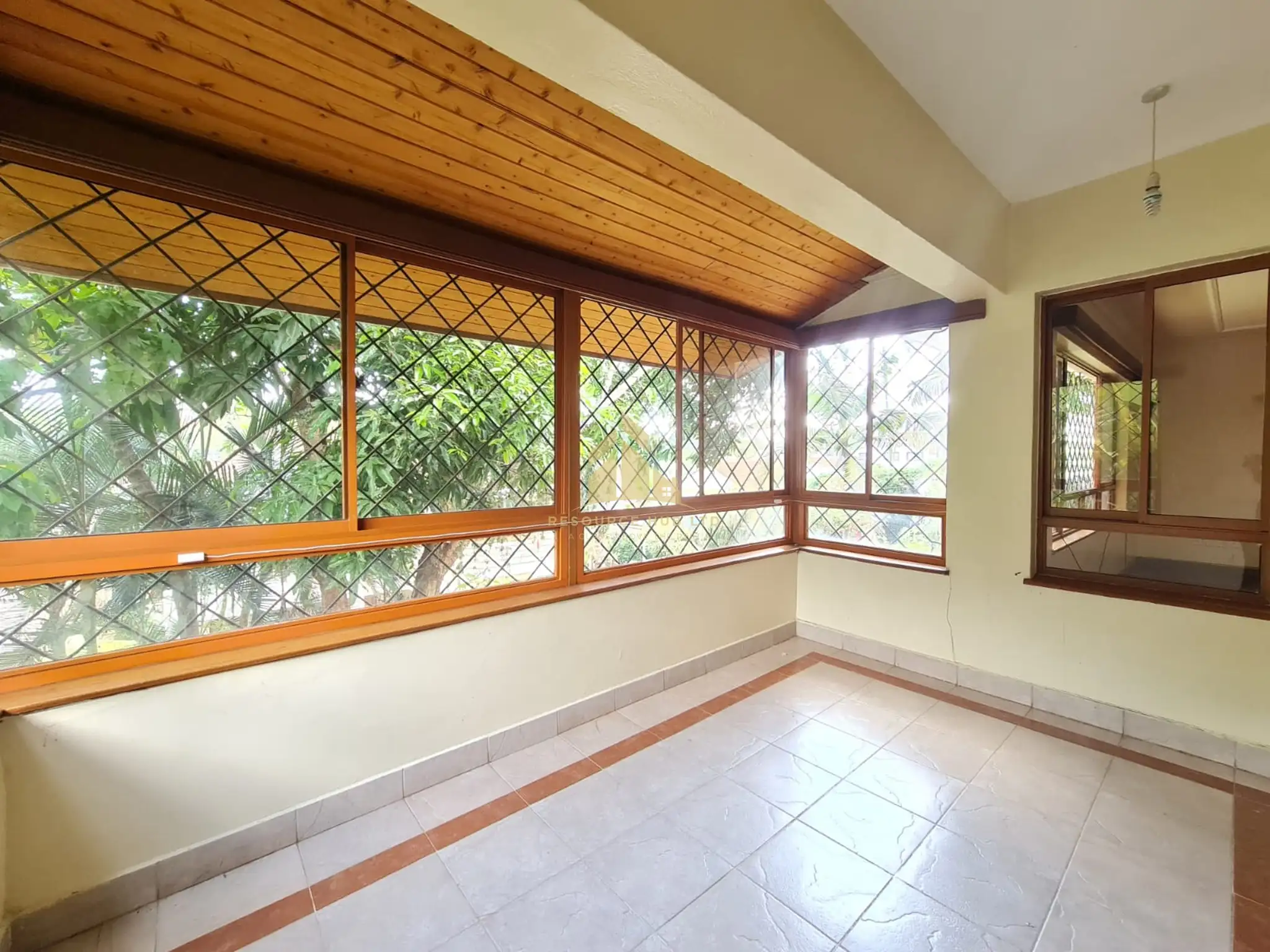 A splendid 6 Bedroom Town House To Let in Westlands Image