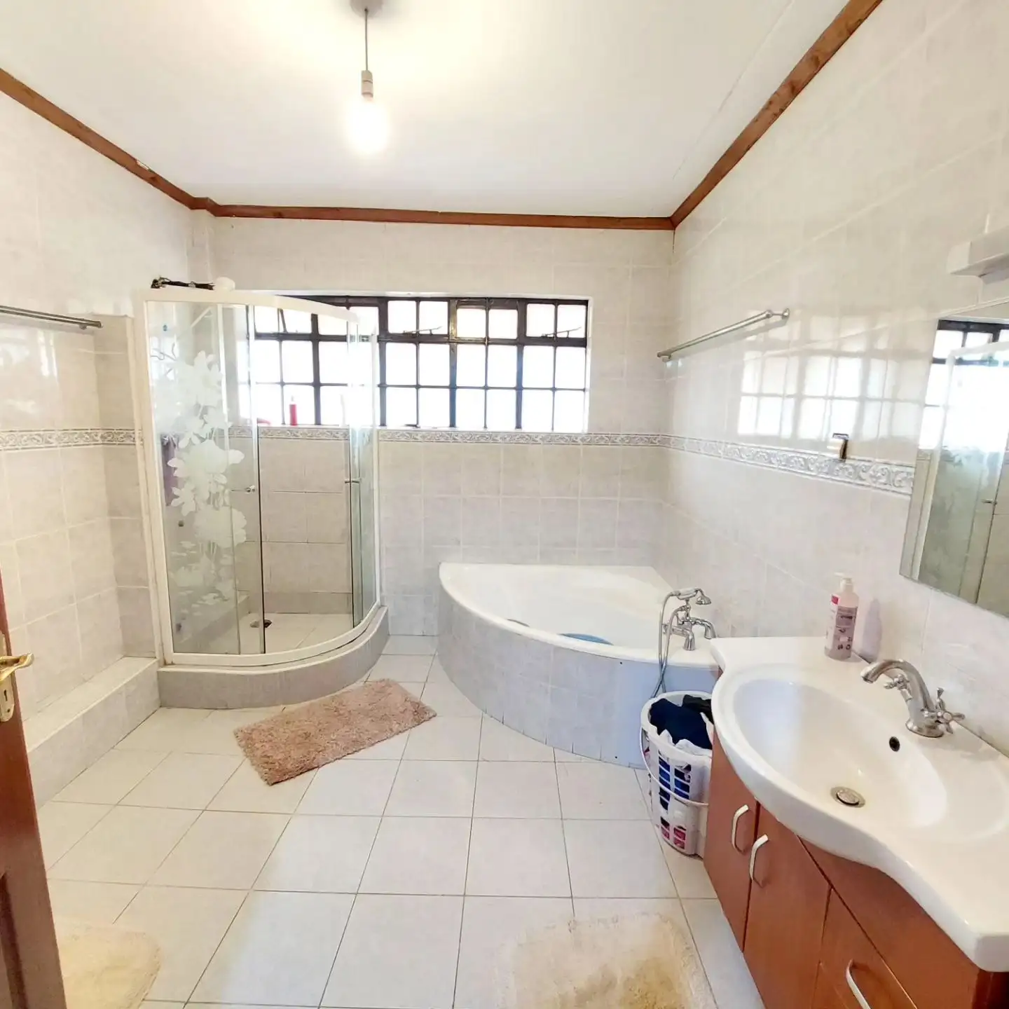 Spacious 5 beedroom mansion to let in Muthaiga Image