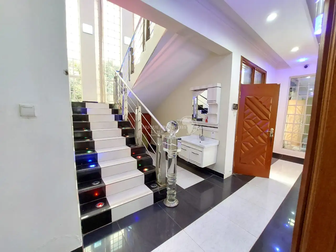 5 bedroom maisonette for sale in Thome Image